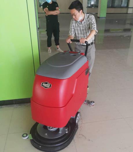 揚州某中學選購御衛仕手推式DX2洗地機